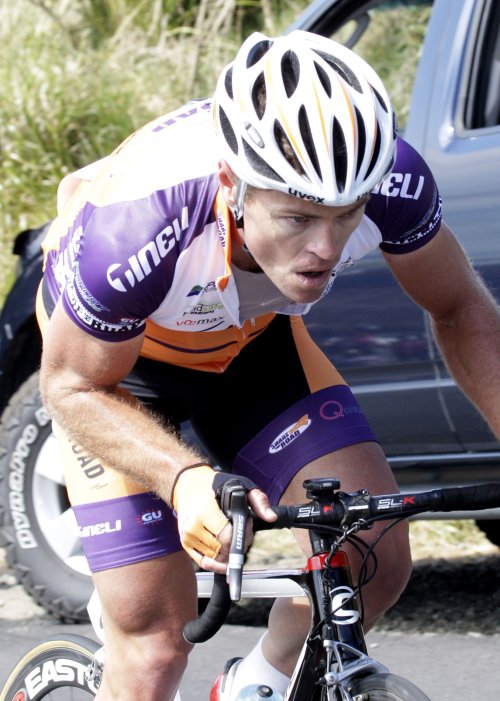 Jeremy Yates riding into the yellow jersey on Bluff Hill wearing the new Tineli Aero jersey Jeremy Yates riding into the yellow jersey on Bluff Hill wearing the new Tineli Aero jersey